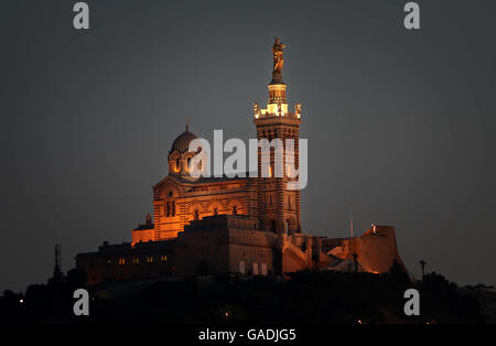 La "Vergine col Bambino" in cima alla Basilica di Notre Dame de la Garde. Costruita su ordine di Napoleone, la basilica nella città mediterranea francese di Marsiglia attira oltre 1.5 milioni di visitatori l'anno. Foto Stock