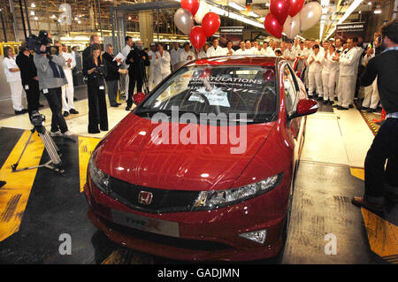 Il milionesimo Honda Civic sarà costruito nello stabilimento di Swindon Honda alla fine della linea di produzione. Foto Stock