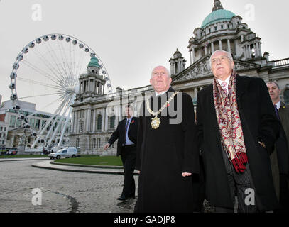 Il sig. Vaclav Klaus, presidente della Repubblica ceca (destra), con il sig. Jim Rodgers, sindaco di Belfast, di fronte al municipio di Belfast. Foto Stock