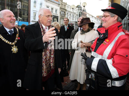 Il sig. Vaclav Klaus, presidente della Repubblica Ceca (seconda sinistra) e il sig. Jim Rodgers, sindaco di Belfast, parlano con un operaio di Belfast nel centro della città. Foto Stock