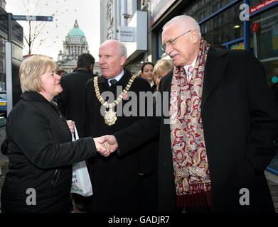 Il sig. Vaclav Klaus, presidente della Repubblica ceca (destra), con il sig. Jim Rodgers, sindaco di Belfast, incontra la popolazione locale nel centro di Belfast. Foto Stock