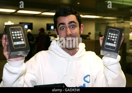 Graham Gilbert, 22 anni, studente di Manchester, è la prima persona ad acquistare il nuovo iPhone Apple, presso il negozio Apple di Regent St, nel centro di Londra. Foto Stock