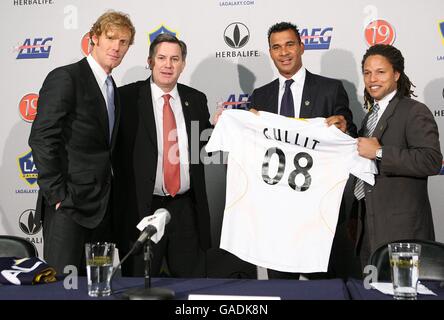 Alexi Lalas (presidente, LA Galaxy) Timothy J. Leiweke (presidente e CEO, AEG)Ruud Gullit (nuovo capo allenatore di LA Galaxy) e Cobi Jones (assistente allenatore di LA Galaxy), presso l'Home Depot Center di Los Angeles. Foto Stock