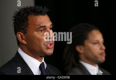 Ruud Gullit viene presentato come il nuovo capo allenatore della la Galaxy e Cobi Jones viene nominato come nuovo assistente allenatore, presso l'Home Depot Center di Los Angeles. Foto Stock