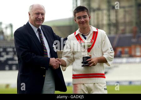 Il capitano del sud di Londra Tommy Roy riceve il trofeo del secondo classificato. Foto Stock