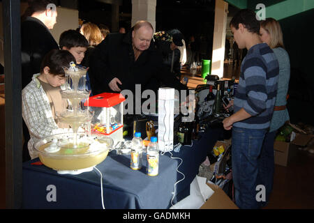 Corse di cavalli - Gentleman's Day - Sandown. Lo stand IWantOneOfThose.com, parte del Gentlemen's Day all'ippodromo di Sandown. Foto Stock