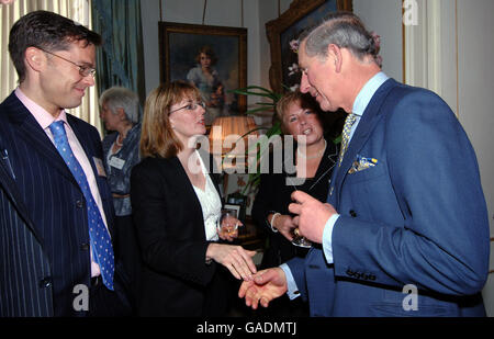 Il Principe del Galles (destra) parla con (da sinistra), Andy Hodgkinson della Thomas Mills High School, Suffolk, Caroline Haynes del Tendricing Technology College, Essex e Carol Mason della Brentwood County High School, Essex, in un ricevimento che il Principe ha ospitato alla Clarence House, Centro di Londra per insegnanti di scuole che hanno inviato delegati al Prince's Teaching Institute Summer Schools. Foto Stock