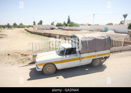 BIR AL HUFFAY, Tunisia - 16 settembre 2012 : un pick up truck parcheggiato sulla strada principale di Bir Al Huffay, Tunisia. Foto Stock