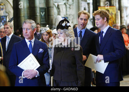 Il Principe di Galles della Gran Bretagna (a sinistra) si erge con Camilla, Duchessa di Cornovaglia e i principi William e Harry (a destra) mentre lasciano il servizio della celebrazione per celebrare l'anniversario del matrimonio di diamanti della Regina Elisabetta II e del Duca di Edimburgo presso l'Abbazia di Westminster, a Londra. Foto Stock