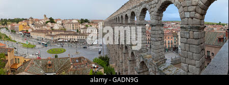 L'acquedotto romano di Segovia, Spagna. torreggianti uno straordinario 28,5 metri (93,5 piedi) sopra il piccolo villaggio di seguito. Foto Stock