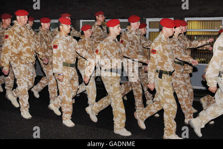 I Redcaps marciano nella caserma di Bulford dopo che gli ufficiali della polizia militare reale, i Redcaps, tornarono da un tour di sei mesi in Iraq. Foto Stock