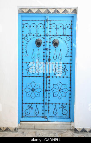 Un dettaglio di porte blu in una tipica casa di Sidi Bou Said,Tunisia. Foto Stock