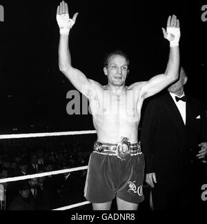 Pugilato - British Empire Heavyweight Championship - Henry Cooper contro Billy Walker. Henry Cooper festeggia dopo aver celebrato il suo British Empire Heavyweight Championship con un sesto round di knockout Foto Stock