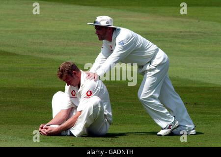 Cricket - Inghilterra / India - primo test npower - terzo giorno. Graham Thorpe (r) e Andrew Flintoff (l) fanno le loro stirate Foto Stock