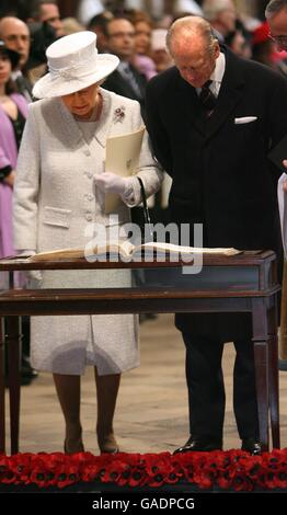 Regina e Duca guardano al registro dell'Abbazia di Westminster dove hanno firmato il loro matrimonio nel 1947. Foto Stock