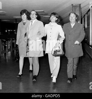 Comedians Eric Morecambe (seconda a sinistra) e Ernie Wise, all'aeroporto di Heathrow prima di volare al Festival di Montreau. Erano accompagnati dalle loro mogli Joan Morecambe (a sinistra) e Doreen Wise. Foto Stock
