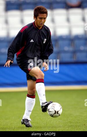 Calcio - UEFA Intertoto Cup - Semifinale - prima tappa - Fulham v Sochaux. Junichi Inamoto di Fulham si riscalda Foto Stock