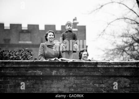 La principessa Elisabetta con il suo figlio di due anni, il Principe Carlo, guarda la processione dal muro della Clarence House, mentre la Regina Juliana e il Principe Bernhard dei Paesi Bassi guidano verso la Guildhall. Foto Stock