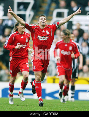 Steven Gerrard di Liverpool celebra il punteggio durante la partita della Barclays Premier League a St James Park, Newcastle. Foto Stock