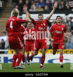 Steven Gerrard di Liverpool celebra il punteggio durante la partita della Barclays Premier League a St James Park, Newcastle. Foto Stock