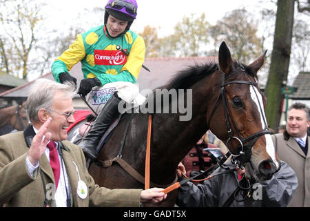 Corse di cavalli - Ippodromo di Haydock Park. Kauto Star e il jockey Sam Thomas sono guidati da un entusiasta Clive Smith dopo aver vinto la Betfair Chase all'ippodromo di Haydock Park. Foto Stock