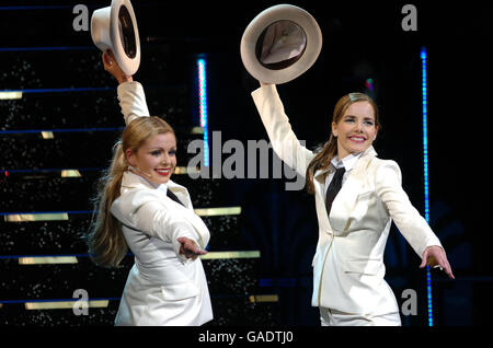 Darcey Bussell e Katherine Jenkins si esibiscono durante la serata stampa per Viva la Diva al Lyric Theatre, The Lowry, Salford Quays di Manchester. Foto Stock