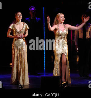 Darcey Bussell e Katherine Jenkins si esibiscono durante la serata stampa per Viva la Diva al Lyric Theatre, The Lowry, Salford Quays di Manchester. Foto Stock