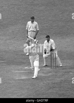 Cricket - County Championship - Surrey v Nottinghamshire - Day One - Kennington Oval, Londra. Arthur Carr di Nottinghamshire in azione batting. Il guardiana è Edward Brooks di Surrey Foto Stock