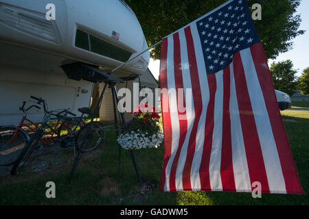 Una bandiera americana appesa dalla parte anteriore di una quinta ruota rimorchio in un camper Park downtown Montague, Michigan, Stati Uniti d'America Foto Stock