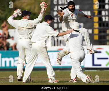 Monty Panesar in Inghilterra celebra il licenziamento di Dilhara Fernando nello Sri Lanka per un'anatra durante il primo test allo stadio internazionale Asgiriya di Kandy, Sri Lanka. Foto Stock