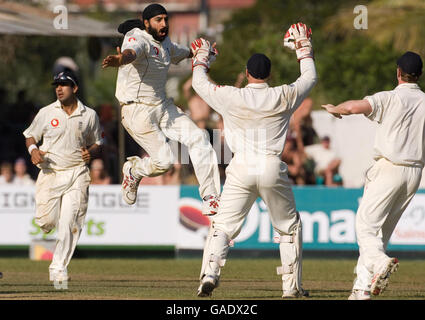 Monty Panesar in Inghilterra celebra il licenziamento di Dilhara Fernando nello Sri Lanka per un'anatra durante il primo test allo stadio internazionale Asgiriya di Kandy, Sri Lanka. Foto Stock