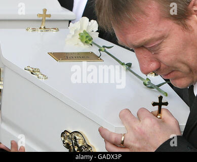 Un membro non identificato la famiglia McElhill trasporta la bara del bambino di nove mesi James, per sepoltura dopo messa di requiem alla chiesa del Sacro cuore in Omagh. Foto Stock