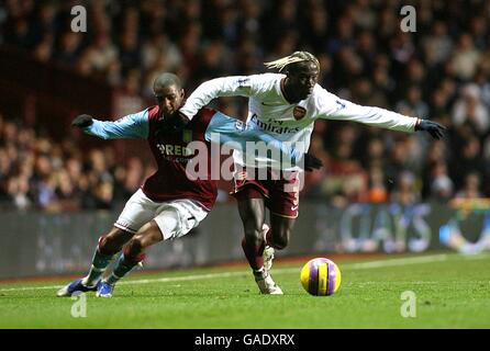 Bacary Sagna di Arsenal (a destra) e Ashley Young di Aston Villa per la sfera Foto Stock