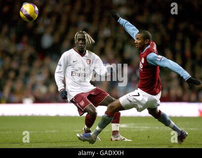 Arsenal's Bacary Sagna e Aston Villa's Ashley Young (a destra) Foto Stock