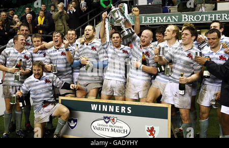 Il team dell'Università di Cambridge celebra la vittoria sull'Università di Oxford durante il Lehman Brothers Varsity Match 2007 a Twickenham, Londra. Foto Stock