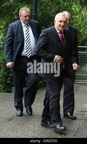 Taoiseach Bertie Ahern arriva al Mahon Tribunal di Dublino per affrontare il suo terzo giorno nella scatola dei testimoni. Foto Stock