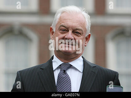 Il Senior Counsel Des o'Neil arriva al Mahon Tribunal di Dublino, dove Taoiseach Bertie Ahern affronta il suo terzo giorno nella cassetta dei testimoni. Foto Stock