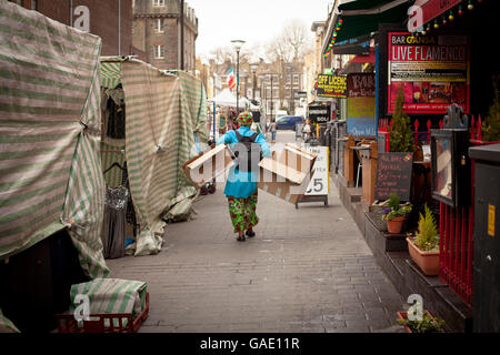 Donna scatole di trasporto attraverso le vie di londra Foto Stock