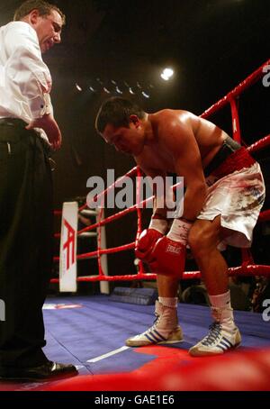 Pugilato - WBF World Super Middleweight Championship - Robin Reid contro Francisco Mora. Francisco Mora argentina ha il tempo di riprendersi da un colpo basso Foto Stock