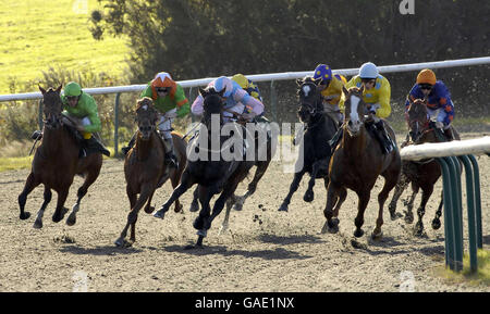 Corridori e piloti nella scuderia di Godolphin Premi - nominate ora Median Auction Maiden Stakes (Classe 6) round l'ultima curva a Lingfield. Foto Stock