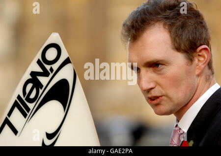 Il deputato David Davies per Monmouth partecipa a una protesta da surf al di fuori delle Houses of Parliament a Westminster, nel centro di Londra. Foto Stock