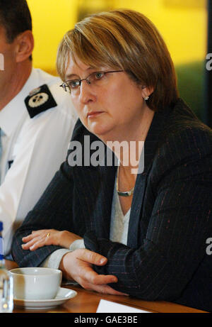 Il Segretario britannico per l'interno Jacqui Smith partecipa a una riunione per la prima colazione alle ore 10, Downing Street, Londra, dove Lord West ha presentato il suo rapporto sul terrorismo. Foto Stock