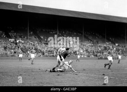 Calcio - Giochi Olimpici estivi 1948 - finale - Svezia / Jugoslavia - Londra - Stadio di Wembley. Il portiere della Jugoslavia F. Sostaric salva dalla Svezia H.G.H. Carlson Foto Stock