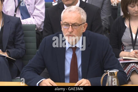 Leader del partito laburista Jeremy Corbyn davanti degli affari interni Comitato di selezione presso la sede del Parlamento a Londra rispondendo alle domande sul luogo di antisemitismo. Foto Stock