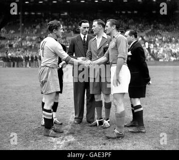 Calcio - Giochi Olimpici estivi 1948 - finale - Jugoslavia v Svezia - Londra - Stadio di Wembley. Il capitano della Jugoslavia e il capitano della Svezia si lanciano prima del calcio d'inizio Foto Stock