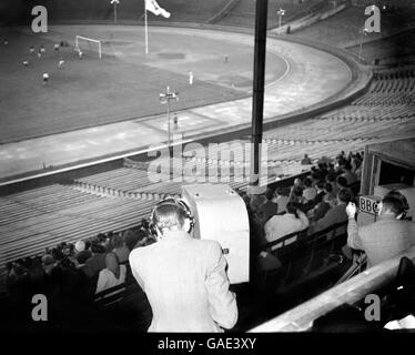 Calcio - Giochi Olimpici estivi 1948 - finale - Jugoslavia v Svezia - Londra - Stadio di Wembley. Vista generale dello stadio di Wembley durante la finale dalla scatola del commento Foto Stock