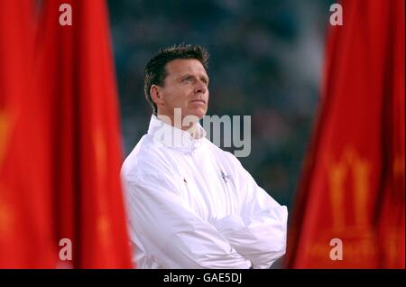 Commonwealth Games - Manchester 2002 - Atletica - finale Javelin maschile. L'Inghilterra Steve Backley guarda i concorrenti provare e meglio il suo primo giro tiro che è stato sufficiente per vincere la medaglia d'oro Foto Stock