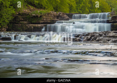 Vista della cascata Aysgarth Falls yorkshire england uk una delle migliori e più belle cascate del regno unito Foto Stock