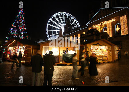 Belfast City Hall, Belfast Eye e Continental Market, illuminati dopo l'accensione delle luci di Natale di Belfast. Foto Stock