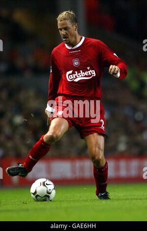 Calcio - Torneo Centenario Real Madrid - Liverpool v Lazio. Stephane Henchoz di Liverpool in azione contro il Lazio Foto Stock